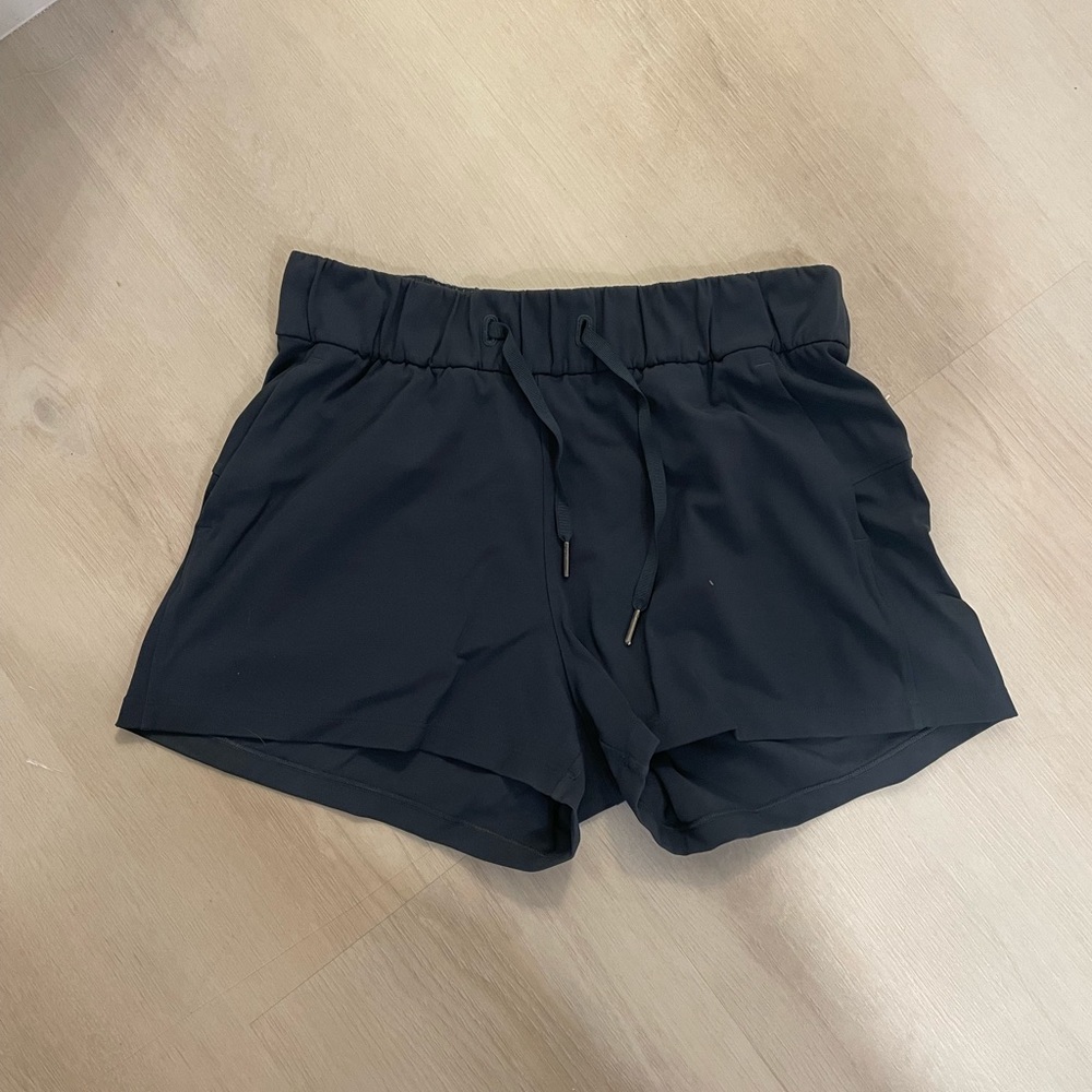 Lululemon size 6 short